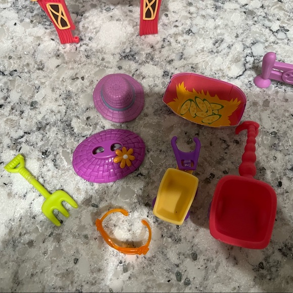Littlest Pet Shop | Farm Accesories & 2 Carriers Lot - Picture 6 of 8